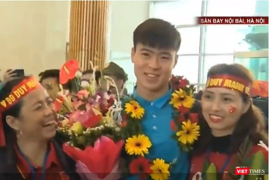 Lúc này, sân bay Nội Bài tràn ngập Hoa, tiếng hò reo, nụ cười và cả những giọt nước mắt.