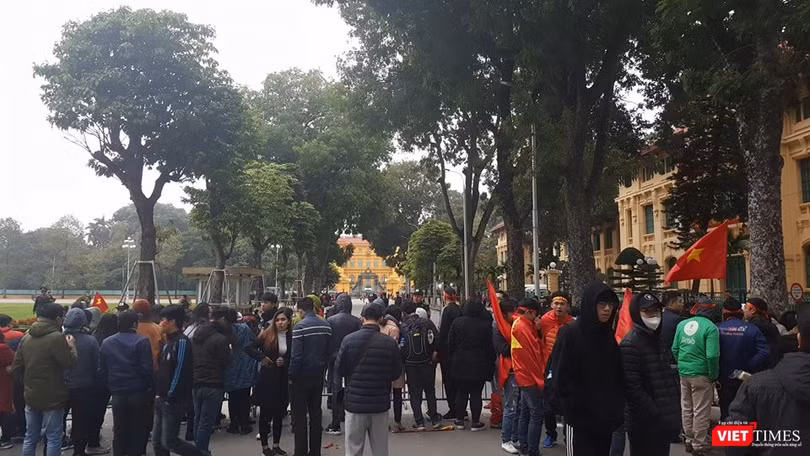 Hàng vạn người đội mưa rét, đứng dọc 30km đón mừng U23 Việt Nam ảnh 63