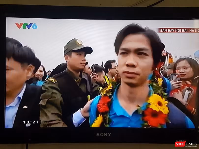 Hàng vạn người đội mưa rét, đứng dọc 30km đón mừng U23 Việt Nam ảnh 25