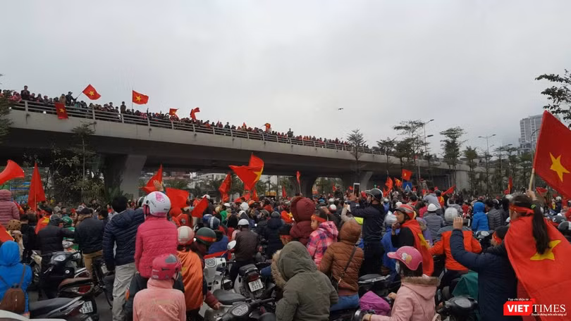 Hàng vạn người đội mưa rét, đứng dọc 30km đón mừng U23 Việt Nam ảnh 47