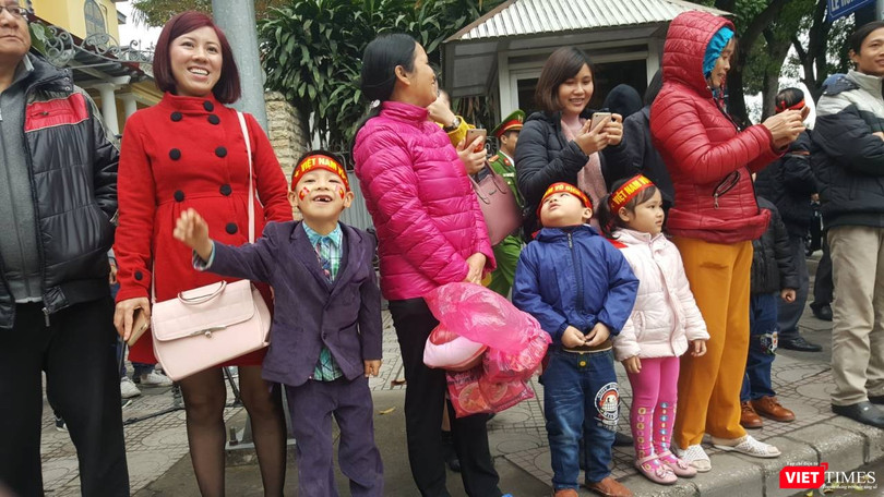 Hàng vạn người đội mưa rét, đứng dọc 30km đón mừng U23 Việt Nam ảnh 18