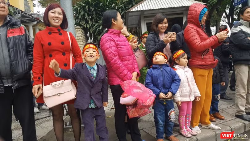 Hàng vạn người đội mưa rét, đứng dọc 30km đón mừng U23 Việt Nam ảnh 18