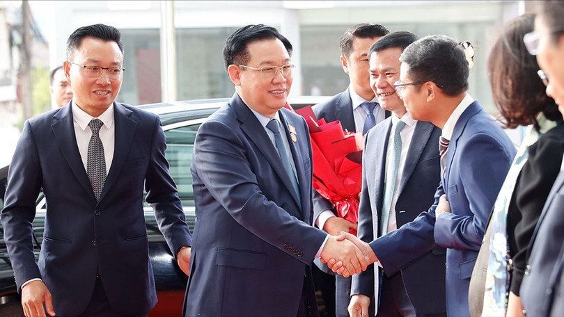 Chu tich Quoc hoi Vuong Dinh Hue tham va lam viec tai lien doanh cua Viettel tai Lao.jpg