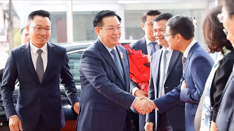 Chu tich Quoc hoi Vuong Dinh Hue tham va lam viec tai lien doanh cua Viettel tai Lao.jpg