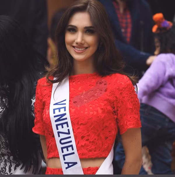 Phạm Hương, Lan Khuê lọt Top 20 Hoa hậu đẹp nhất ảnh 5