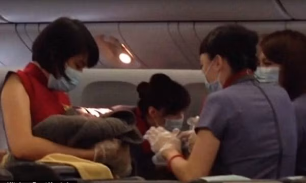 Hy hữu bé trai sinh ở độ cao 10 ngàn mét trên bầu trời Việt Nam