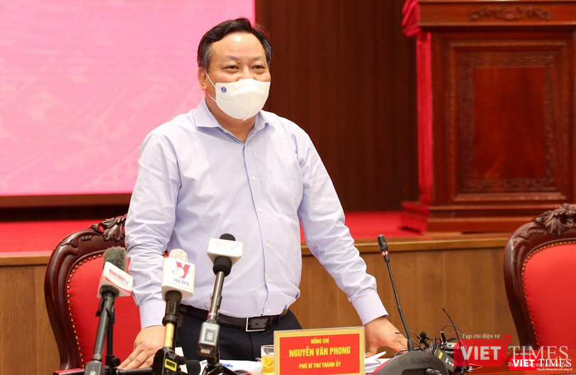 Phó Bí thư Thành ủy Hà Nội Nguyễn Văn Phong chủ trì buổi họp báo của Thành ủy Hà Nội chiều 20/9. Ảnh: Sở TT&amp;TT HN.