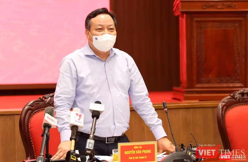 Phó Bí thư Thành ủy Hà Nội Nguyễn Văn Phong chủ trì buổi họp báo của Thành ủy Hà Nội chiều 20/9. Ảnh: Sở TT&amp;TT HN.