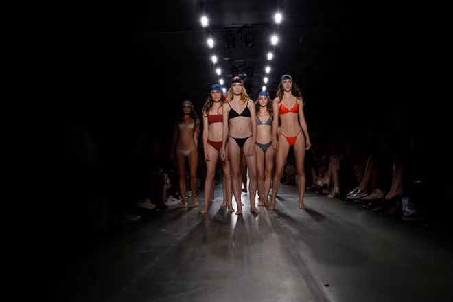 Mốt lập dị, xuyên thấu chiếm lĩnh thời trang xuân hè 2017 ảnh 13