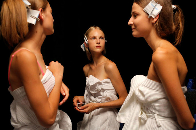 Mốt lập dị, xuyên thấu chiếm lĩnh thời trang xuân hè 2017 ảnh 9