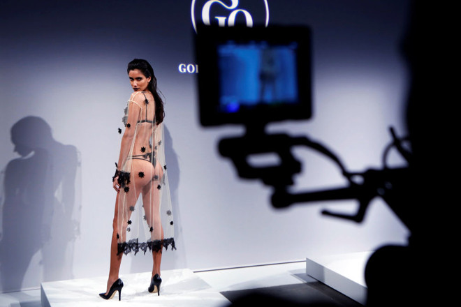 Mốt lập dị, xuyên thấu chiếm lĩnh thời trang xuân hè 2017 ảnh 15