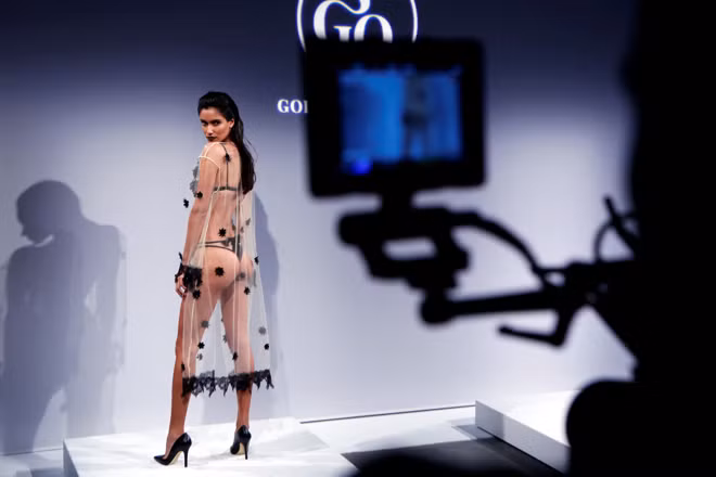 Mốt lập dị, xuyên thấu chiếm lĩnh thời trang xuân hè 2017 ảnh 15