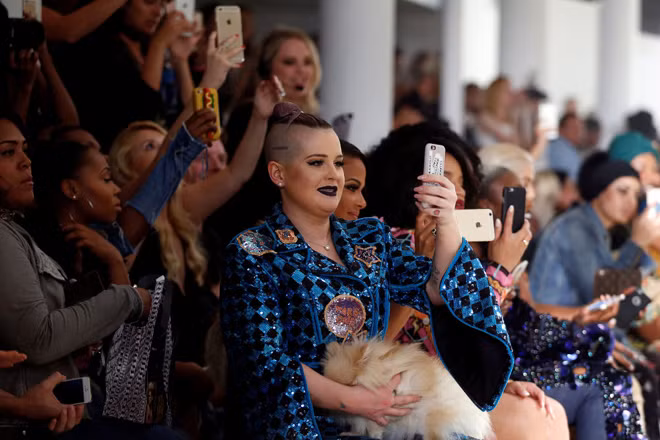 Mốt lập dị, xuyên thấu chiếm lĩnh thời trang xuân hè 2017 ảnh 11