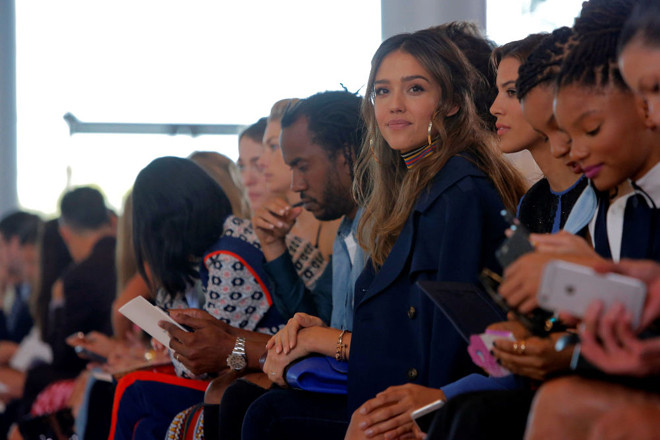 Mốt lập dị, xuyên thấu chiếm lĩnh thời trang xuân hè 2017 ảnh 2