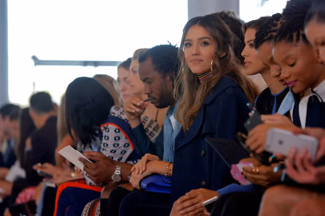 Mốt lập dị, xuyên thấu chiếm lĩnh thời trang xuân hè 2017 ảnh 2