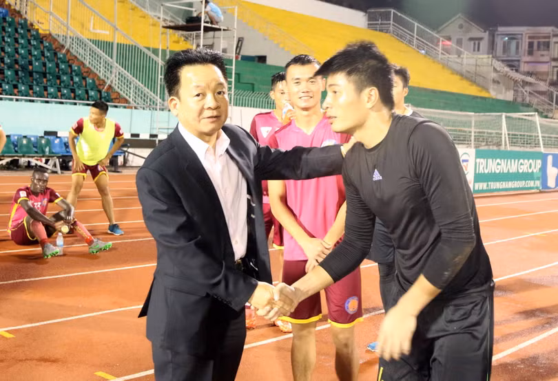 Ông bầu Đỗ Quang Hiển (trái) động viên cầu thủ Sài Gòn sau trận thua Hà Nội T&T 0-3 ở vòng 23 V-League 2016 hôm 27-8 trên sân Thống Nhất. Ảnh: N.K