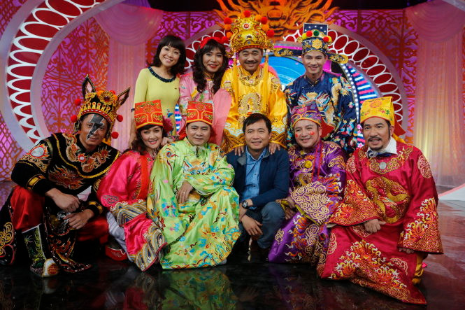 Đạo diễn Đỗ Thanh Hải và các nghệ sĩ đóng Táo quân 2016 - Ảnh:VFC