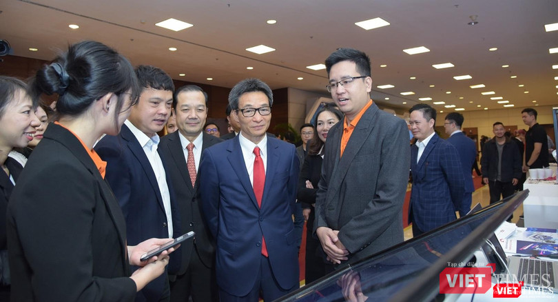 Phó Thủ tướng Vũ Đức Đam, Thứ trưởng Bộ Thông tin và Truyền thông Phạm Đức Long xem trình diễn công nghệ tại gian hàng của FPT. Phó Thủ tướng Vũ Đức Đam, Thứ trưởng Bộ Thông tin và Truyền thông Phạm Đức Long xem trình diễn công nghệ tại gian hàng của FPT.