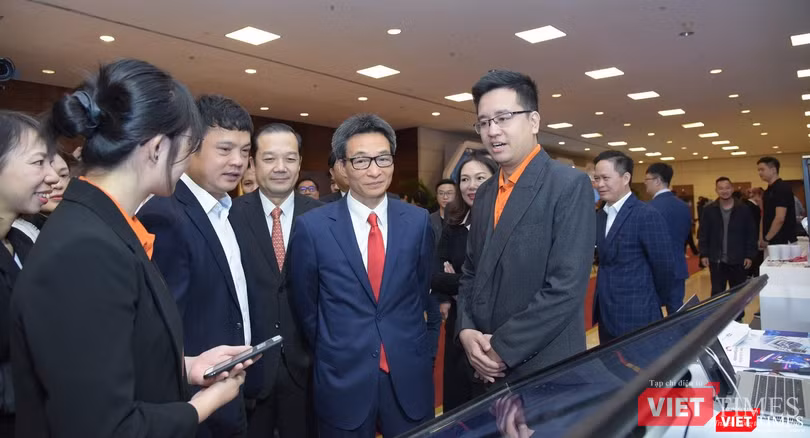 Phó Thủ tướng Vũ Đức Đam, Thứ trưởng Bộ Thông tin và Truyền thông Phạm Đức Long xem trình diễn công nghệ tại gian hàng của FPT.