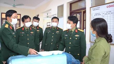 Đoàn kiểm tra công tác hậu cần phục vụ người cách ly. Ảnh: Báo Ninh Bình.