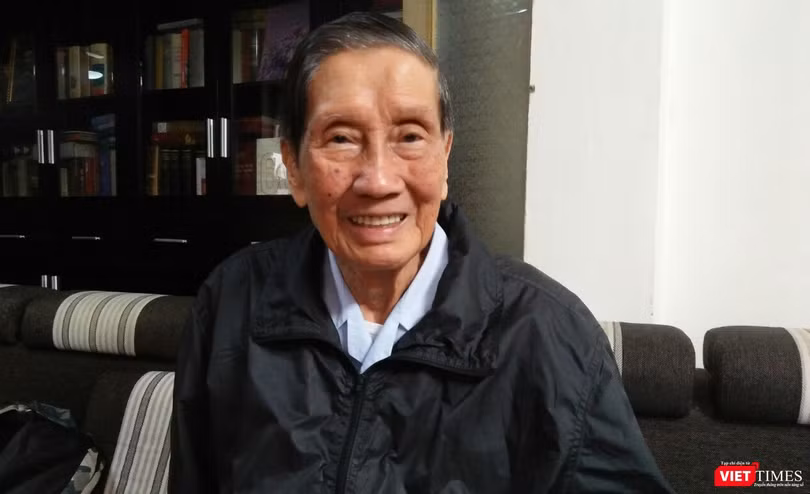 Nhạc sĩ Phạm Tuyên trong buổi trò chuyện riêng với VietTimes nhân dịp 45 năm thống nhất đất nước. Ảnh: Thục Nhi.