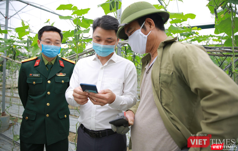 Tổng Giám đốc Viettel Post Trần Trung Hưng (ngoài cùng bên trái) cho rằng là cơ hội để Viettel Post giúp bà con nông dân và địa phương chuyển đổi số trong nông nghiệp.