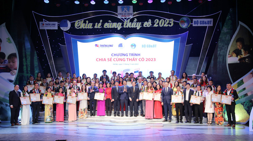 Chương trình “Chia sẻ cùng thầy cô" năm 2023 vinh danh 58 giáo viên tiêu biểu xuất sắc.