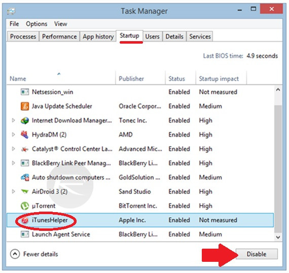 Hướng dẫn tắt iTunes tự chạy khi nối iPhone với máy tính: Vào tab Startup, bấm chọn iTunesHelper rồi bấm Disable (mũi tên).