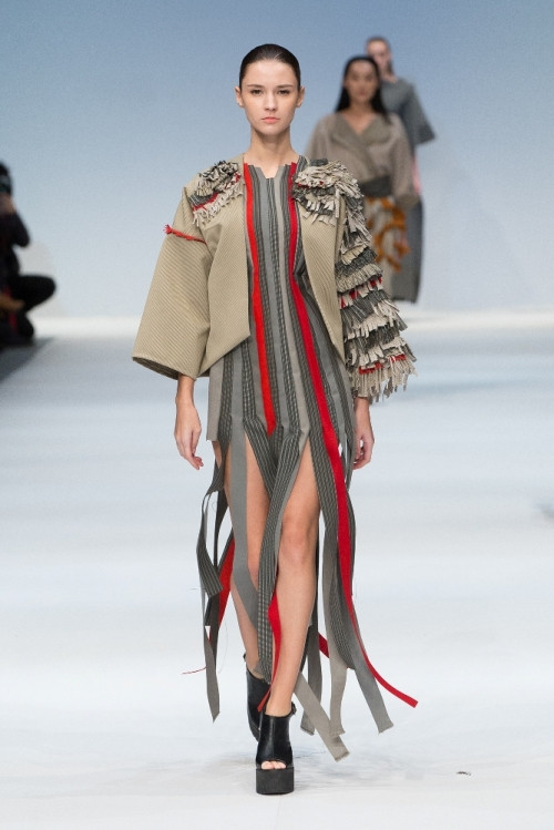 Các nhà thiết kế trẻ đến từ Hồng Kông, Trung Quốc, Thái Lan, Ba Lan, Tây Ban Nha và Anh đã mang đến một tập hợp những thiết kế mang phong cách đa dạng, từ những bộ đầm couture cho tới những bộ comple đầy cảm hứng.