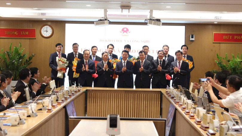 Bộ trưởng Nguyễn Mạnh Hùng và các Thứ trưởng chúc mừng cán bộ được nhận quyết định. Ảnh: mst.gov.vn. 