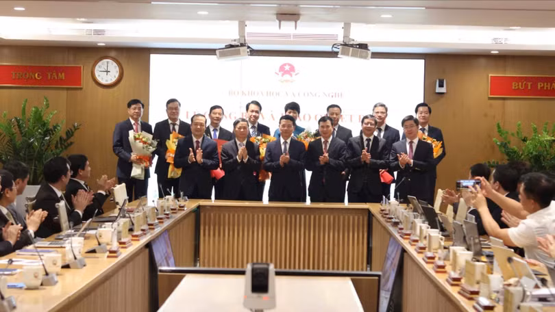 Bộ trưởng Nguyễn Mạnh Hùng và các Thứ trưởng chúc mừng cán bộ được nhận quyết định. Ảnh: mst.gov.vn. 