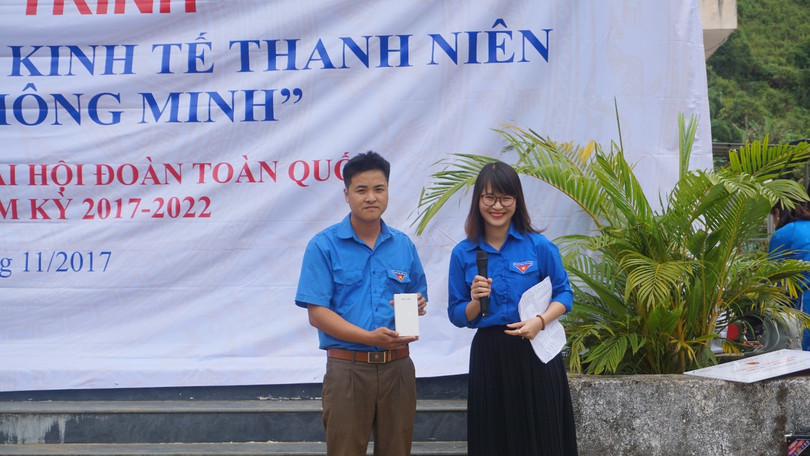 Chị Nguyễn Thị Hường – Đại diện Đoàn Thanh niên VNPT Technology trao tặng điện thoại Vivas Lotus S3 LTE cho Đoàn xã Bum Nưa
