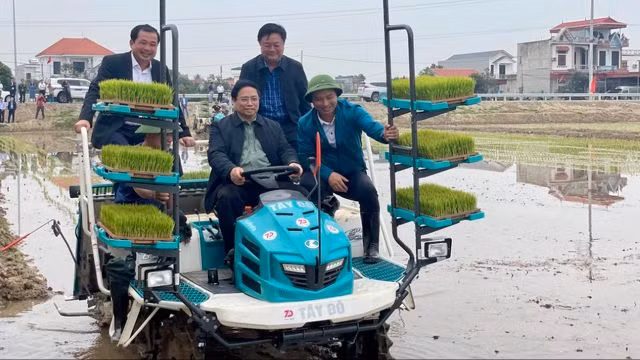 Thủ tướng trực tiếp ngồi máy cấy điều khiển cấy lúa trên cánh đồng.