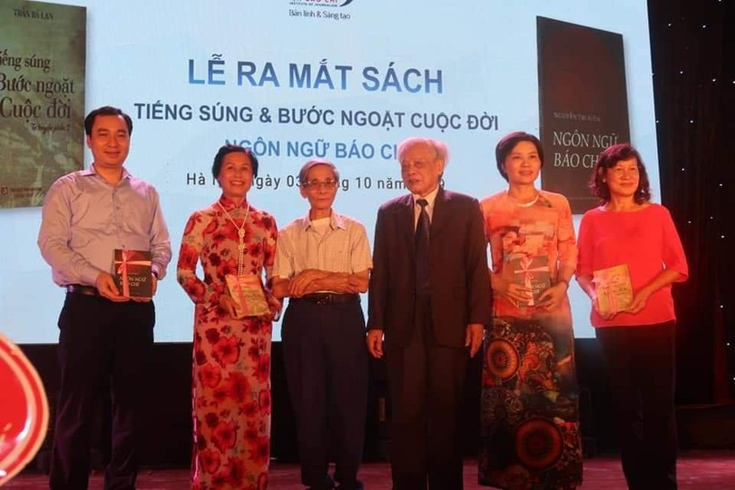 Nhà giáo Nguyễn Tri Niên tại Lễ ra mắt sách "Ngôn ngữ báo chí" của chính ông trong Đại nhạc hội Fire Up 2019. Nhà giáo Nguyễn Tri Niên tại Lễ ra mắt sách "Ngôn ngữ báo chí" của chính ông trong Đại nhạc hội Fire Up 2019.