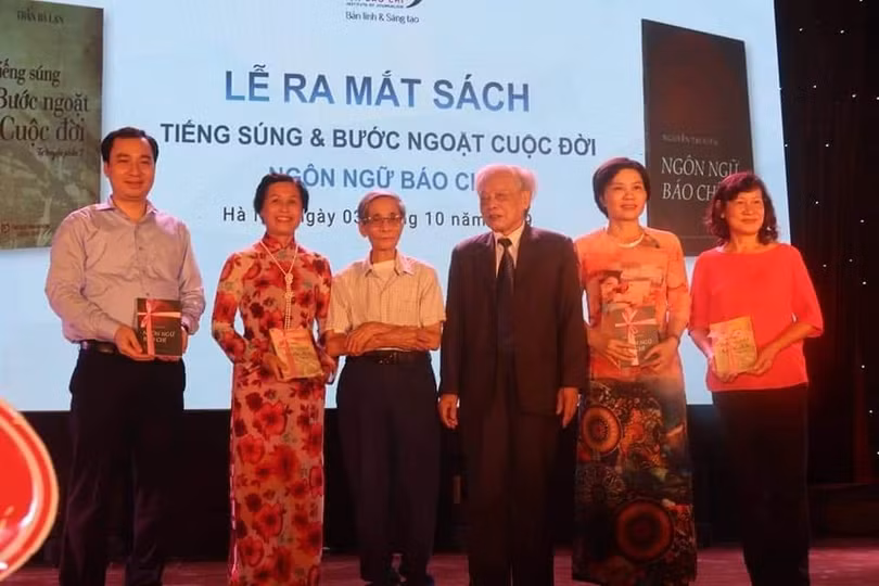 Nhà giáo Nguyễn Tri Niên tại Lễ ra mắt sách "Ngôn ngữ báo chí" của chính ông trong Đại nhạc hội Fire Up 2019.