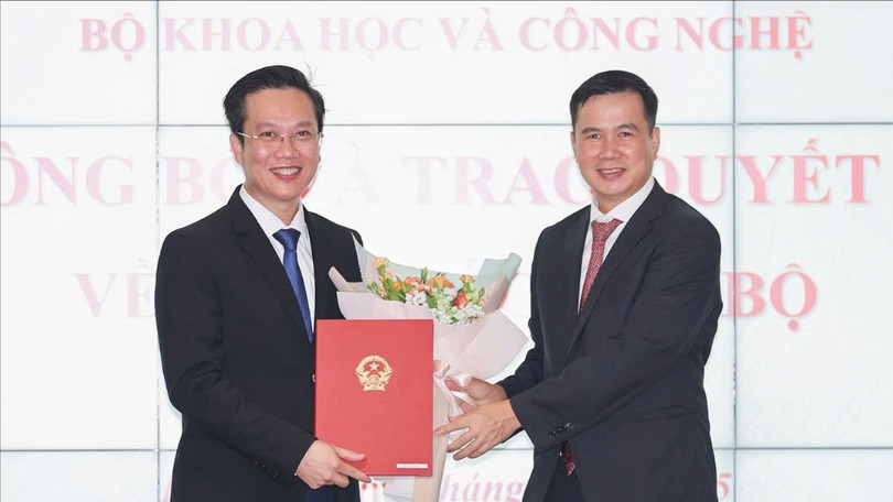 Thứ trưởng Bùi Thế Duy trao Quyết định Bổ nhiệm ông Hà Minh Hiệp.jpg