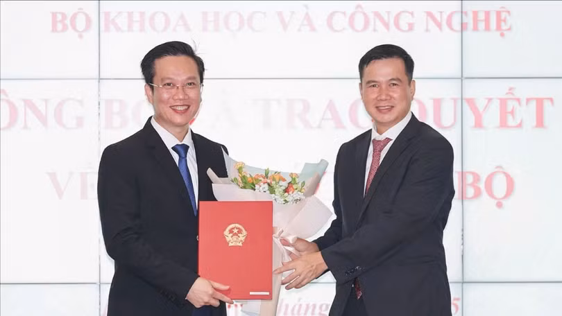 Thứ trưởng Bùi Thế Duy trao Quyết định Bổ nhiệm ông Hà Minh Hiệp.jpg