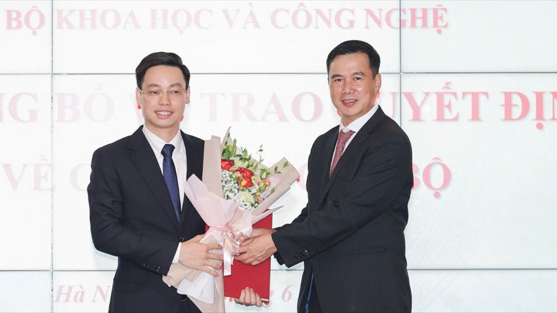 Thứ trưởng Bùi Thế Duy trao Quyết định Điều động và bổ nhiệm ông Trần Quang Hưng.jpg