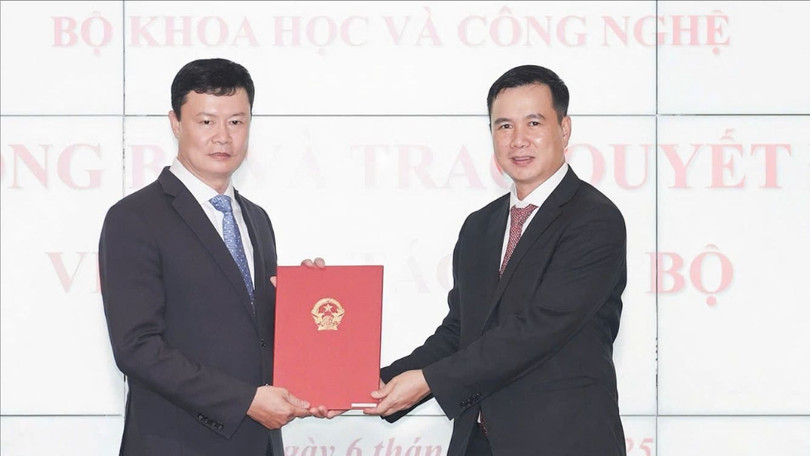 Thứ trưởng Bùi Thế Duy trao Quyết định Điều động và bổ nhiệm ông Đỗ Đình Rô.jpg