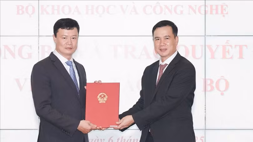 Thứ trưởng Bùi Thế Duy trao Quyết định Điều động và bổ nhiệm ông Đỗ Đình Rô.jpg