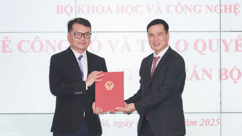 Thứ trưởng Bùi Thế Duy trao Quyết định Giao nhiệm vụ cho ông Trần Anh Tú.jpg