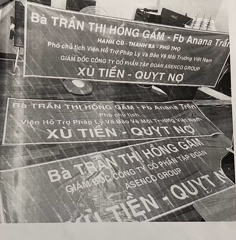 Biểu ngữ tố cáo Bà Gấm