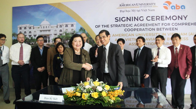 TS. Trần Nguyễn Thy Bình trong buổi ký kết hợp đồng hợp tác chiến lược toàn diện với Hiệp hội Doanh nghiệp Hàng không Việt Nam.