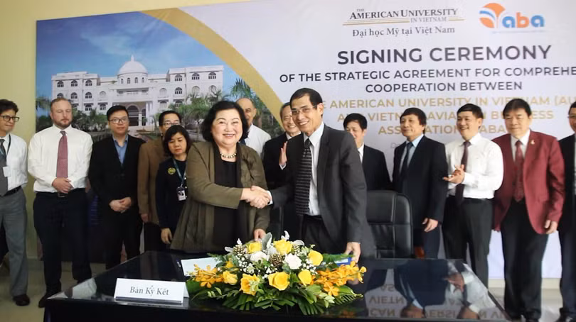 TS. Trần Nguyễn Thy Bình trong buổi ký kết hợp đồng hợp tác chiến lược toàn diện với Hiệp hội Doanh nghiệp Hàng không Việt Nam. TS. Trần Nguyễn Thy Bình trong buổi ký kết hợp đồng hợp tác chiến lược toàn diện với Hiệp hội Doanh nghiệp Hàng không Việt Nam.