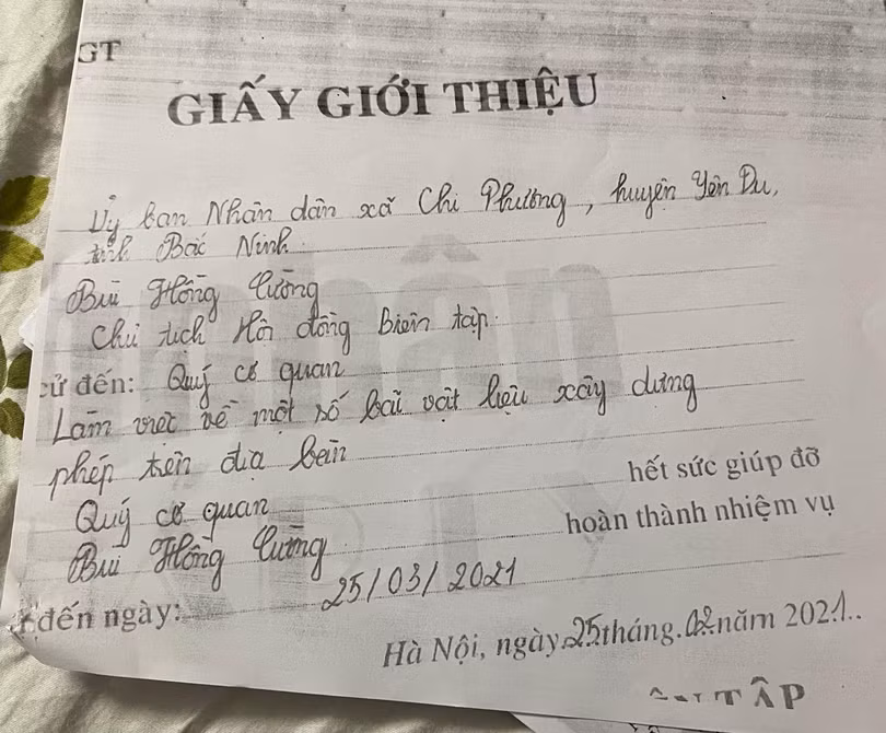Giấy giới thiệu Chủ tịch Hội đồng biên tập đi điều tra về bãi vật liệu xây dựng.