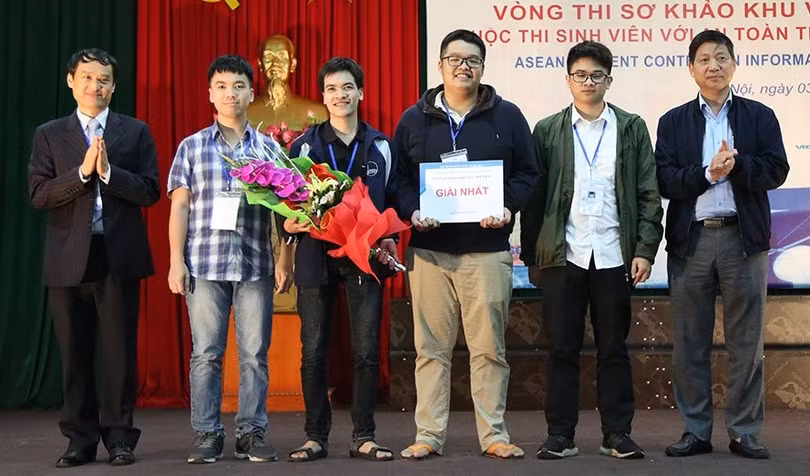 Đội Just ∫du It! gồm 4 sinh viên Đại học Công nghệ - Đại học Quốc gia Hà Nội nhận giải Nhất khu vực miền Bắc cuộc thi “Sinh viên với An toàn thông tin ASEAN 2019".