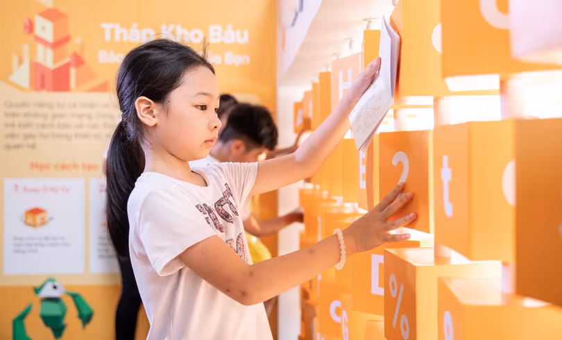 Trẻ em học cách tạo mật khẩu an toàn bằng cách ghép các chữ hoa, chữ thường, số và kí tự đặc biệt.