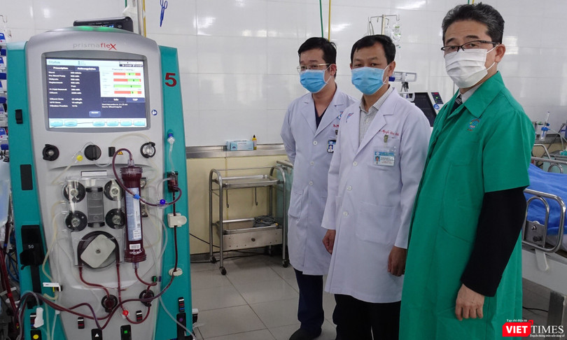 Ông Masuda Chikahiro - Trưởng Văn phòng chi nhánh JICA Việt Nam tại TP. Hồ Chí Minh (người thứ nhất, từ phải qua) - trao tặng máy ECMO cho BS. Nguyễn Trí Thức - Giám đốc Bệnh viện Chợ Rẫy (người đứng giữa). Ảnh: JICA.