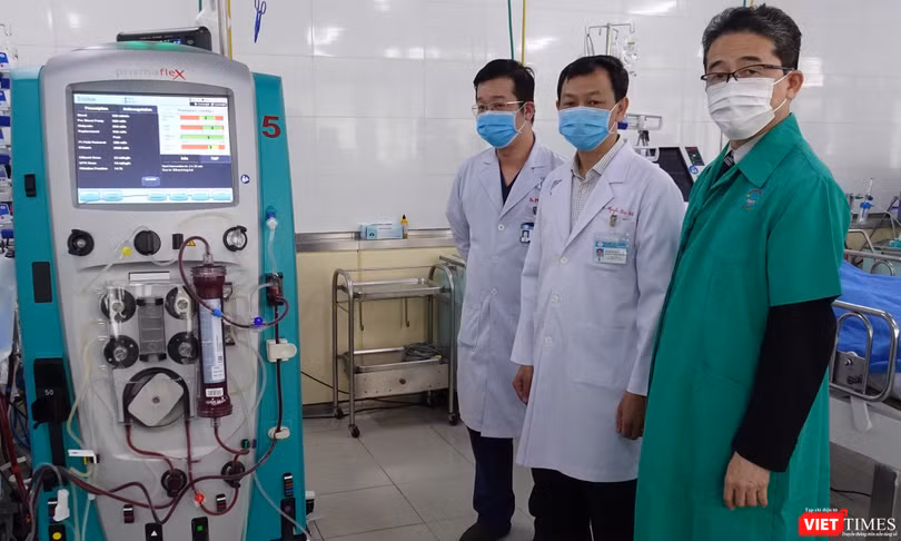 Ông Masuda Chikahiro - Trưởng Văn phòng chi nhánh JICA Việt Nam tại TP. Hồ Chí Minh (người thứ nhất, từ phải qua) - trao tặng máy ECMO cho BS. Nguyễn Trí Thức - Giám đốc Bệnh viện Chợ Rẫy (người đứng giữa). Ảnh: JICA.