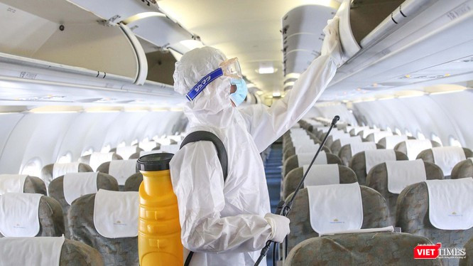 Khử trùng máy bay phòng chống nguy cơ lây nhiễm dịch bệnh COVID-19 tại Tân Sơn Nhất. Ảnh: Hoàng Triều